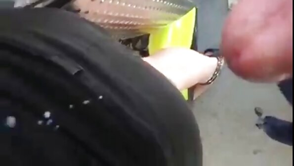 Mees filmis esimeses isikus, kuidas ta keppib brünetti tagumikku, laseb alla tema kitsad retuusid.