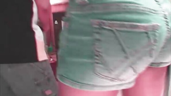Lühikestes lühikestes pükstes brünett võrgutas noore juhendaja seksi ja võttis suhu.