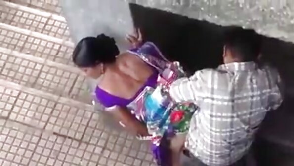 Seksikas tüdruk poseerib erootiliselt kaamera ees ja paitab oma vitsat läbi sukkpükste.