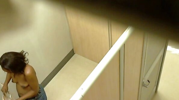 Blond naerumees võttis dildo kõigisse pragudesse ja serveeris kolme liiget suuga.