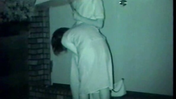 Kinky poiss tabati masturbeerimast MILF Diana rinnahoidjaga.